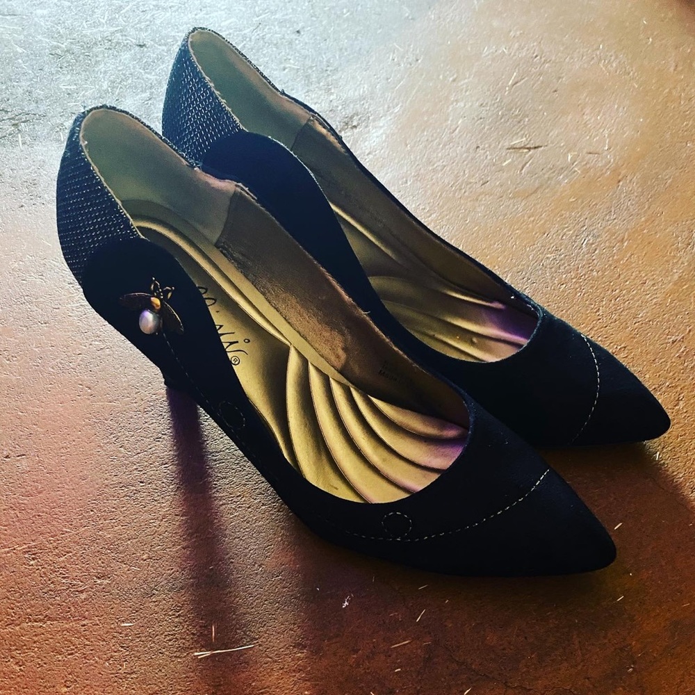 bumble bee embellished kitten heels in perfect preloved condition in SIZE 9femme